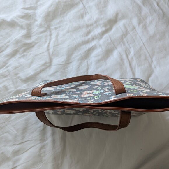 Under One Sky. Multi-color flower print. Soft material. - Picture 2 of 9